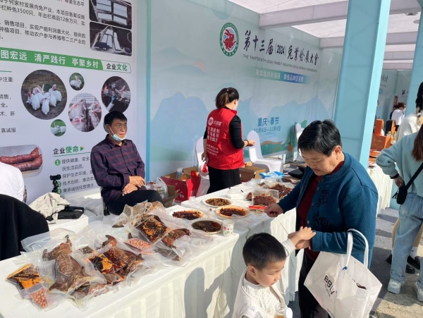 市民品嘗兔肉美食。蔣海濤攝